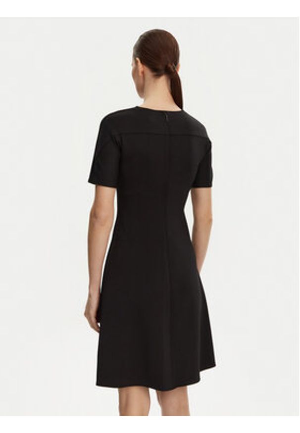 Calvin Klein Sukienka codzienna K20K208151 Czarny Regular Fit. Okazja: na co dzień. Kolor: czarny. Materiał: syntetyk. Typ sukienki: proste. Styl: casual