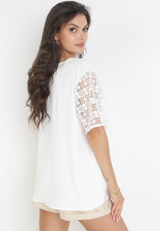 Born2be - Biała Wiskozowa Bluzka z Koronką przy Dekolcie Adely. Okazja: na co dzień. Kolor: biały. Materiał: wiskoza, koronka. Długość: krótkie. Wzór: koronka. Styl: casual