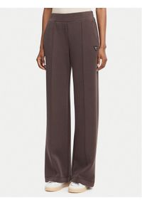 Guess Spodnie dresowe V6YB18 K4315 Brązowy Regular Fit. Kolor: brązowy. Materiał: syntetyk #1