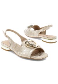 Sandały damskie S.Barski, cholewka ze skóry ekologicznej z metalicznym efektem ozdobna aplikacja z kamieniami i odkryty przód, złote, KV61-6024. Kolor: złoty. Materiał: skóra ekologiczna. Wzór: aplikacja #6