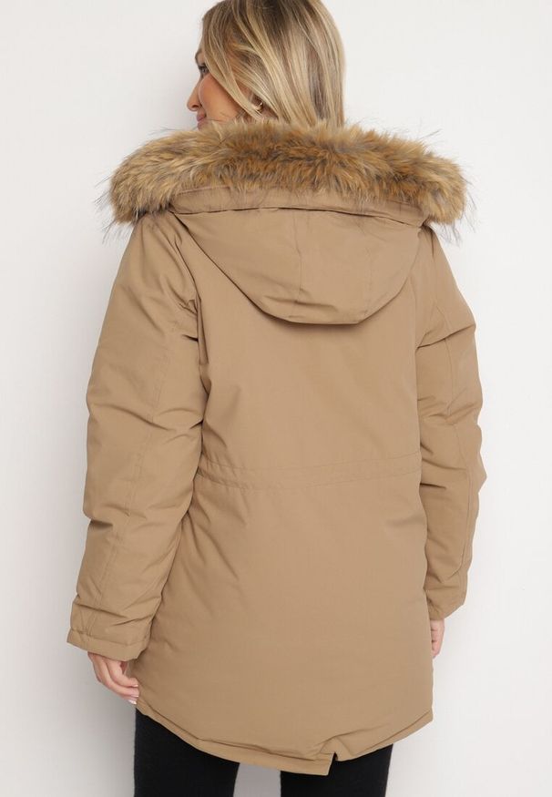 Born2be - Ciemnobeżowa Kurtka Parka z Odpinanym Kapturem i Futerkiem Ściągana w Pasie Fezilena. Okazja: na imprezę. Kolor: beżowy. Materiał: futro. Długość: długie. Styl: elegancki