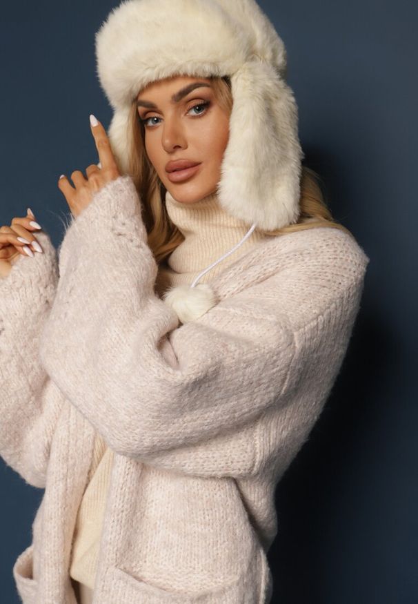 Renee - Jasnobeżowy Kardigan z Wełną Ozdobiony Wsuwanymi Kieszeniami i Ażurowym Motywem Elliosia. Okazja: na co dzień. Typ kołnierza: dekolt w kształcie V. Kolor: beżowy. Materiał: wełna. Długość rękawa: długi rękaw. Długość: długie. Wzór: aplikacja, ażurowy. Styl: klasyczny, casual