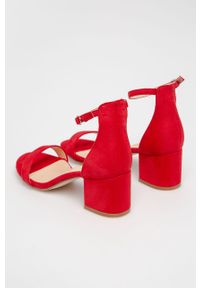 Truffle Collection - Sandały. Nosek buta: okrągły. Zapięcie: klamry. Kolor: czerwony. Materiał: syntetyk, materiał, skóra ekologiczna, zamsz. Wzór: gładki. Obcas: na obcasie. Wysokość obcasa: średni #3