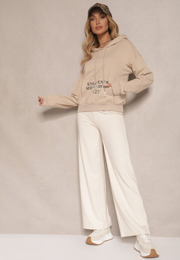 Renee - Beżowa Bluza o Klasycznym Kroju z Kapturem i Kieszenią Firloti. Okazja: na co dzień. Typ kołnierza: kaptur. Kolor: beżowy. Materiał: jeans. Styl: klasyczny