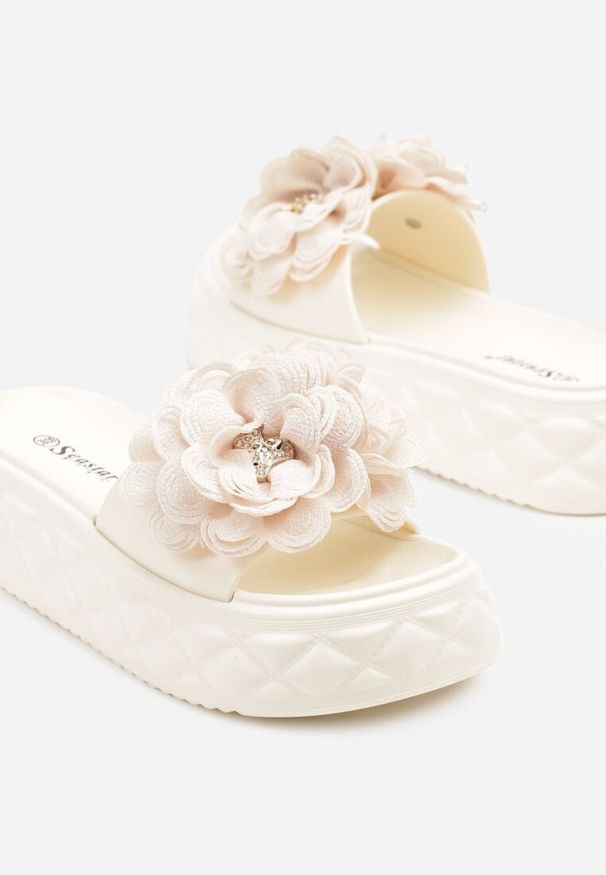Born2be - Beżowe Klapki na Grubej Pikowanej Podeszwie z Kwiatem 3D Santhiel. Okazja: na co dzień. Kolor: beżowy. Materiał: jeans. Wzór: kwiaty. Styl: klasyczny, elegancki, casual
