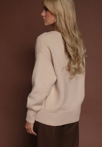 Renee - Beżowy Sweter z Kaszmirem i Trójkątnym Dekoltem Plenne. Kolor: beżowy. Materiał: kaszmir. Styl: klasyczny #6