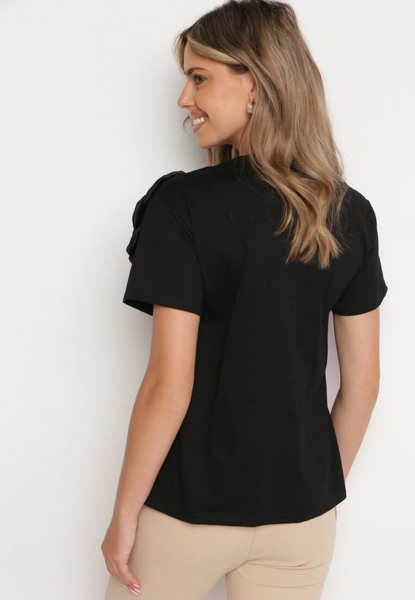 Born2be - Czarny Bawełniany T-shirt z Krótkim Rękawem i Aplikacją w Kształcie Kwiatu z Cyrkoniami Dimantee. Okazja: na co dzień. Kolor: czarny. Materiał: bawełna. Długość rękawa: krótki rękaw. Długość: krótkie. Wzór: aplikacja, kwiaty. Styl: klasyczny, casual