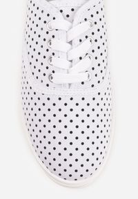 Born2be - Białe Tenisówki w Kropki przed Kostkę Renormia. Wysokość cholewki: przed kostkę. Kolor: biały. Wzór: kropki #4