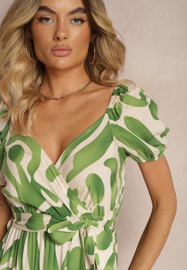 Renee - Zielona Sukienka z Wiskozy z Trójkątnym Dekoltem i Gumką w Pasie z Materiałowym Paskiem Viketa. Kolor: zielony. Materiał: materiał, wiskoza. Styl: elegancki