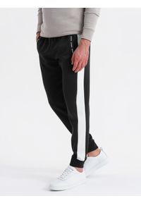 Ombre Clothing - Dresowe męskie spodnie joggery z kontrastowymi lampasami – czarne V1 - Rozmiar: XL. Kolor: czarny. Materiał: dresówka. Wzór: aplikacja. Styl: retro, sportowy #7