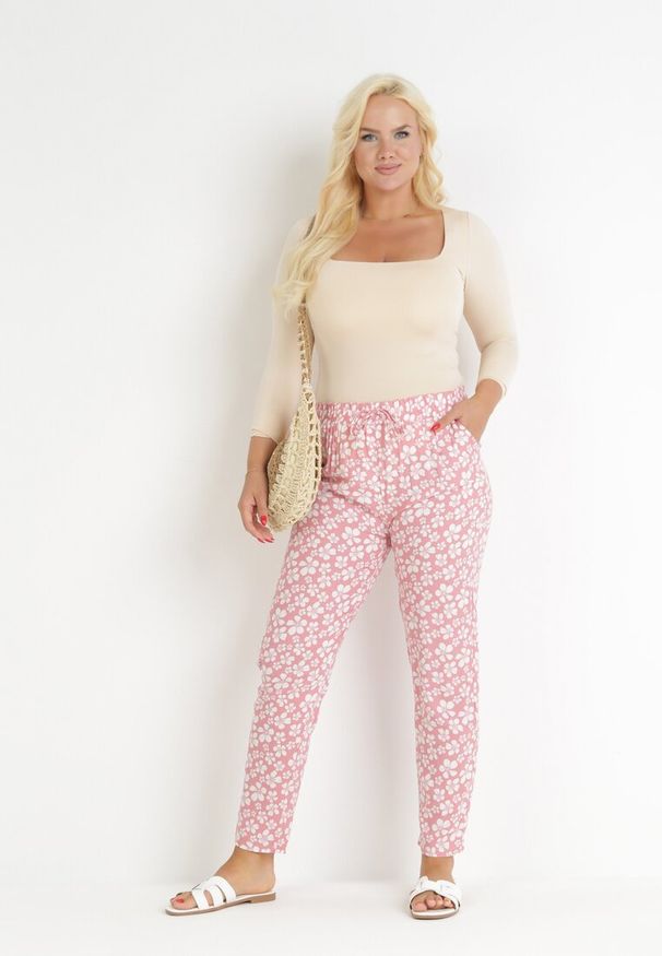Born2be - Różowe Kwieciste Spodnie z Gumką w Pasie z Wiskozy Fredise. Kolor: różowy. Materiał: wiskoza. Długość: długie