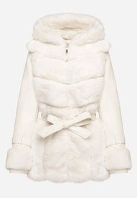 Born2be - Beżowa Futrzana Kurtka z Kapturem Wiązanym Paskiem i Rękawami z Imitacji Skóry z Klamrami Mesirya. Okazja: na co dzień. Typ kołnierza: kaptur. Kolor: beżowy. Materiał: skóra, futro. Wzór: aplikacja. Styl: casual, elegancki #2