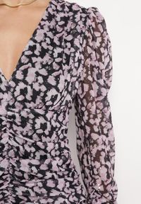 Born2be - Czarno-Różowa Dopasowana Sukienka Mini z Marszczeniami i Bufiastymi Rękawami Cirela. Kolor: czarny. Styl: wizytowy. Długość: mini #4