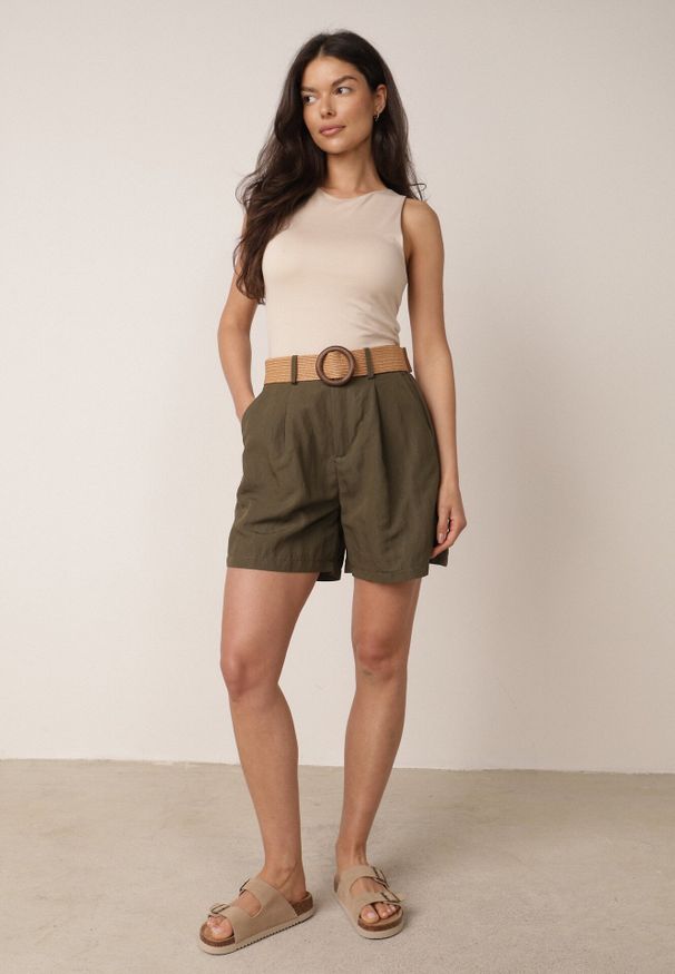 Born2be - Zielone Szorty Casual z Wiskozą Wysokim Stanem i Plecionym Paskiem Evena. Okazja: na co dzień. Stan: podwyższony. Kolor: zielony. Materiał: wiskoza. Styl: casual