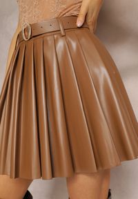 Renee - Beżowa Mini Spódnica w Plisy z Paskiem Zapinanym na Klamrę Samanthile. Kolor: beżowy. Wzór: jednolity #3