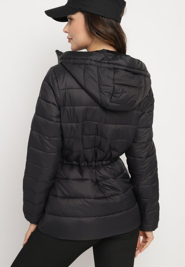 Born2be - Czarna Pikowana Kurtka z Kapturem i Ozdobnymi Sznurkami Zailora. Okazja: na co dzień. Typ kołnierza: kaptur. Kolor: czarny. Materiał: jeans. Styl: elegancki, casual