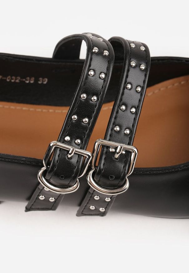 Renee - Czarne Balerinki Vices w Rockowym Stylu z Paskami i Sprzączkami Kikirae. Okazja: na co dzień. Zapięcie: pasek. Kolor: czarny. Materiał: jeans, skóra. Wzór: aplikacja. Styl: rockowy