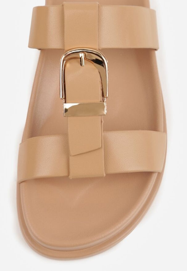 Renee - Ciemnobeżowe Klapki Ozdobione Paskiem z Metaliczną Klamrą Kellyss. Okazja: na spacer, na co dzień. Kolor: beżowy. Materiał: jeans. Wzór: aplikacja. Sezon: wiosna. Styl: casual