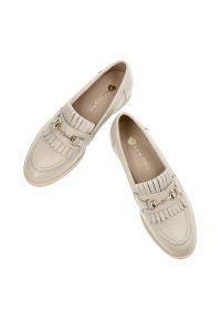 Beżowe Mokasyny Armodo Eleganckie Obuwie Damskie. Okazja: do pracy, na spotkanie biznesowe. Kolor: beżowy. Materiał: nubuk. Obcas: na obcasie. Styl: elegancki. Wysokość obcasa: średni #3