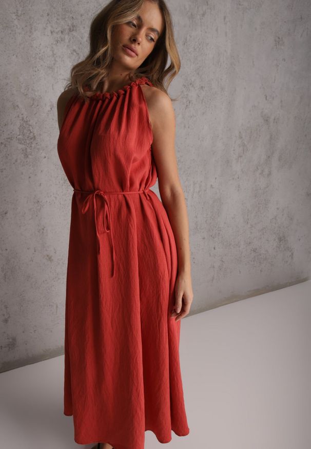 Renee - Czerwona Sukienka Bez Rękawów z Wiskozy z Ozdobnym Dekoltem i Wiązaniem w Talii Azeira. Okazja: na co dzień. Kolekcja: plus size. Kolor: czerwony. Materiał: wiskoza. Długość rękawa: bez rękawów. Typ sukienki: dla puszystych. Styl: casual