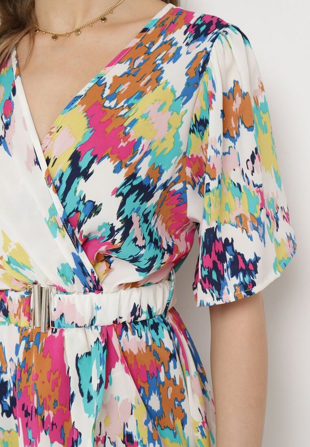 Born2be - Biało-Różowa Sukienka z Kopertowym Dekoltem i Asymetrycznym Dołem z Gumką w Talii Coralen. Okazja: na co dzień. Kolor: biały. Typ sukienki: kopertowe, asymetryczne. Styl: elegancki, casual