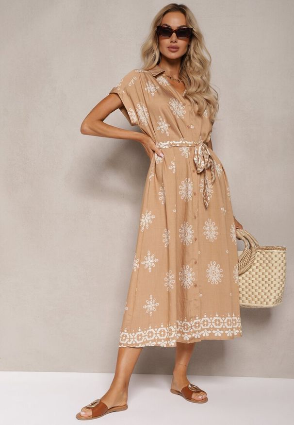 Renee - Beżowa Sukienka z Dodatkiem Wiskozy o Kroju Koszulowym Wykończona Paskiem i Guzikami Mivavia. Okazja: na co dzień. Kolor: beżowy. Materiał: wiskoza. Sezon: lato. Typ sukienki: koszulowe. Styl: casual, klasyczny