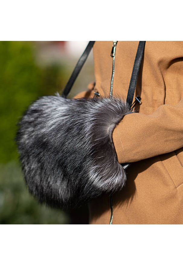 Luka-Pelli - Czarna Elegancka Mufka Luka- Pelli Rękaw Na Dłonie Z Naturalnym Futrem Z Lisa. Kolor: czarny. Sezon: lato. Materiał: futrzane. Styl: elegancki. Rodzaj torebki: na ramię