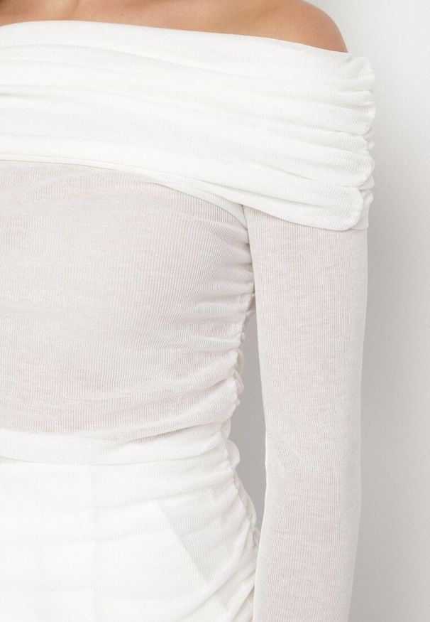 Born2be - Biała Prążkowana Bluzka z Wiskozą i Dekoltem Typu Hiszpanka Evelfia. Okazja: na co dzień. Typ kołnierza: dekolt hiszpanka. Kolor: biały. Materiał: wiskoza, prążkowany. Styl: elegancki, casual