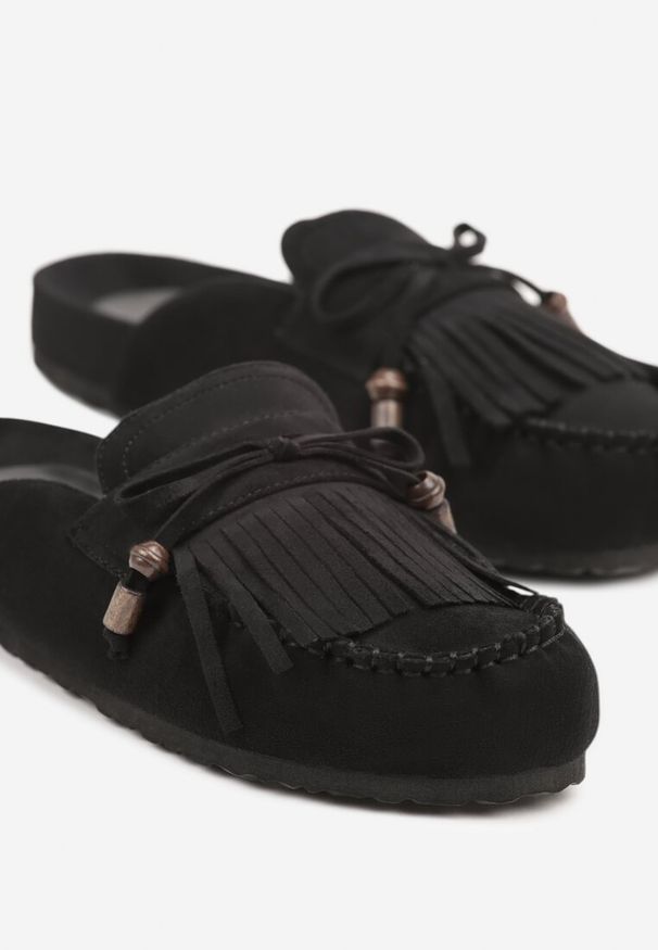 Born2be - Czarne Klapki z Frędzlami i Kokardą Narialla. Okazja: na co dzień, na spacer. Kolor: czarny. Sezon: lato. Styl: casual