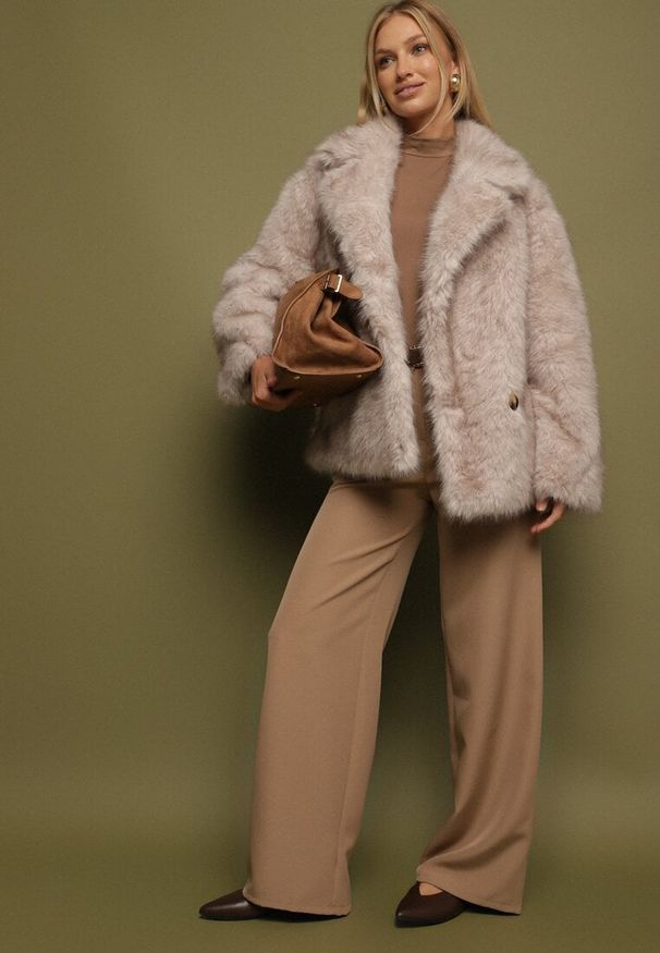 Born2be - Beżowa Dwurzędowa Kurtka Futerko o Fasonie Oversize Asinella. Okazja: na co dzień, na randkę, na spacer. Kolor: beżowy. Materiał: futro. Styl: casual