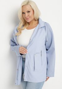 Born2be - Jasnoniebieska Kurtka Wiatrówka z Odpinanym Kapturem i Ściągaczami Arseli. Okazja: na co dzień, na spacer. Kolekcja: plus size. Kolor: niebieski. Materiał: jeans. Styl: casual, elegancki #7