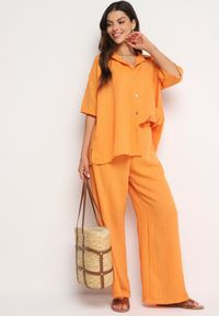 Born2be - Pomarańczowy Komplet 2-Częściowy Koszula o Luźnym Kroju Szerokie Spodnie z Gumką w Talii Vimitha. Kolor: pomarańczowy. Materiał: materiał. Wzór: aplikacja #5