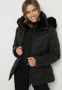 Born2be - Czarna Taliowana Kurtka z Pikowanymi Przeszyciami i Kapturem z Futerkiem Olennea. Okazja: do pracy, na co dzień, na spotkanie biznesowe. Kolor: czarny. Materiał: futro. Styl: casual, klasyczny, biznesowy #4