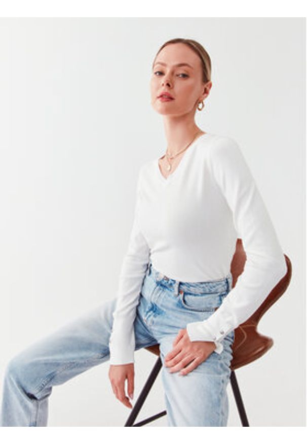 Guess Sweter W2YR31 Z2V62 Biały Regular Fit. Kolor: biały. Materiał: wiskoza