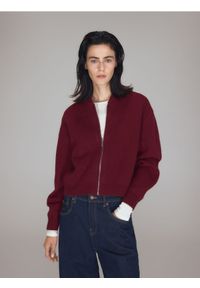 Reserved - Krótki kardigan z suwakiem - bordowy. Kolor: czerwony. Materiał: prążkowany, dzianina. Długość: krótkie