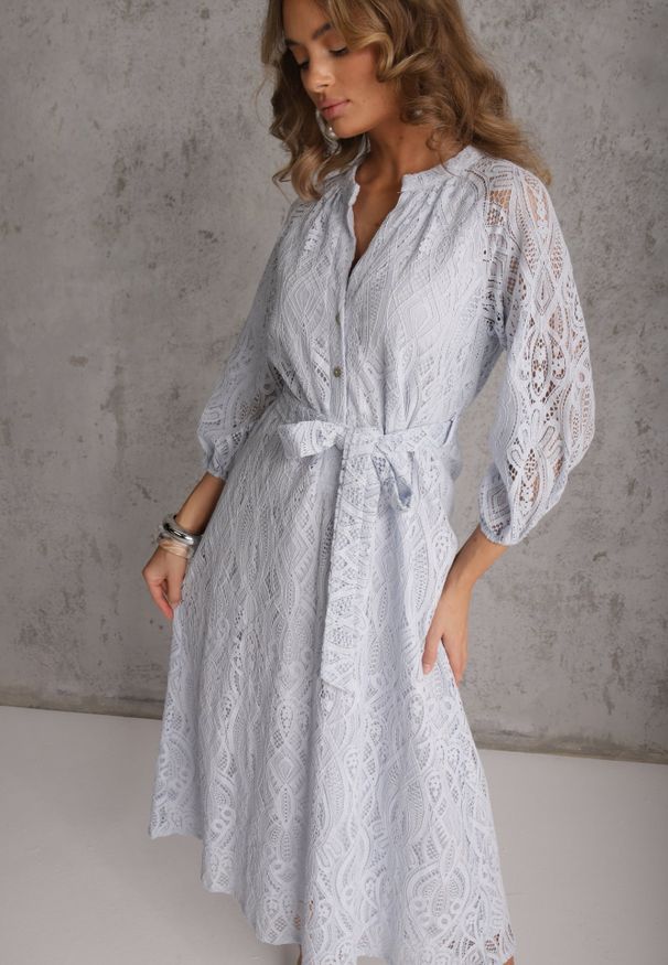 Renee - Niebieska Koronkowa Sukienka Boho Rozkloszowana z Paskiem w Talii Irinsea. Okazja: na co dzień. Kolor: niebieski. Materiał: koronka. Wzór: koronka. Typ sukienki: rozkloszowane, proste. Styl: boho