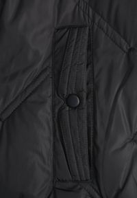 Born2be - Czarna Pikowana Kamizelka z Kapturem i Kieszeniami Esarivie. Okazja: na spacer. Typ kołnierza: kaptur. Kolekcja: plus size. Kolor: czarny. Materiał: jeans #3