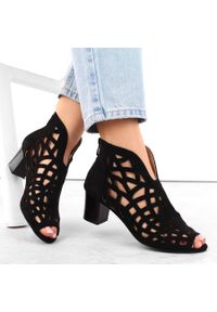 M. DASZYŃSKI Zamszowe botki damskie ażurowe open toe czarne M.Daszyński MR1954-15. Nosek buta: otwarty. Kolor: czarny. Materiał: zamsz. Wzór: ażurowy #8