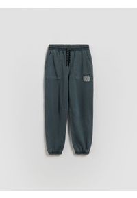 Reserved - Joggery z efektem sprania - granatowy. Kolor: niebieski. Materiał: bawełna, dzianina #1