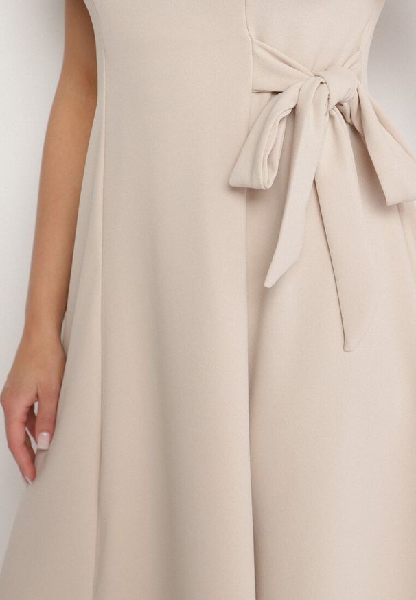 Born2be - Beżowa Rozkloszowana Sukienka Kopertowa z Wiązaniem w Talii Dannila. Kolor: beżowy. Wzór: aplikacja. Typ sukienki: kopertowe