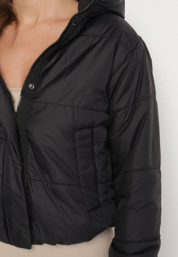 Born2be - Czarna Pikowana Kurtka z Kapturem i Lekkim Ociepleniem Ninirila. Okazja: na spacer. Typ kołnierza: kaptur. Kolor: czarny. Materiał: jeans. Długość: krótkie. Styl: elegancki, klasyczny