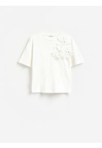 Reserved - T-shirt z kwiatową aplikacją - złamana biel. Materiał: bawełna. Wzór: aplikacja, kwiaty