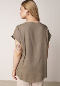 Born2be - Ciemnobeżowa Nietoperzowa Bluzka z Krótkim Rękawem z Lnem i Wiskozą Isirtila. Okazja: do pracy, na co dzień. Kolor: beżowy. Materiał: wiskoza, len. Długość rękawa: krótki rękaw. Długość: krótkie. Sezon: lato. Styl: elegancki, klasyczny, casual #8