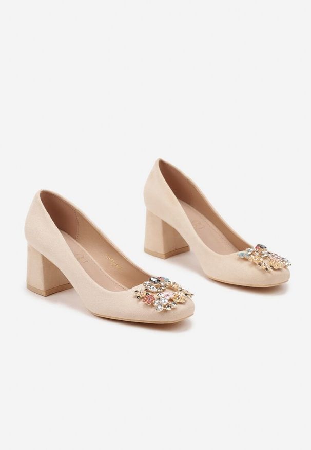 Renee - Beżowe Czółenka Vices na Słupku ze Skórzaną Wkładką Ozdobione Cyrkoniami Fonamira. Okazja: na co dzień. Kolor: beżowy. Materiał: skóra. Wzór: aplikacja. Obcas: na słupku. Styl: klasyczny, casual