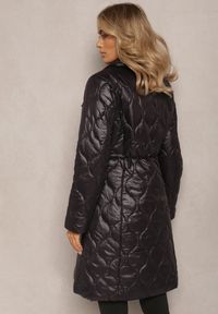Renee - Czarna Kurtka za Kolano z Kołnierzem Pikowana Vilia. Kolor: czarny. Materiał: materiał. Sezon: jesień, wiosna. Styl: klasyczny #4