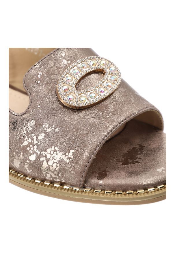 Sandały damskie S.Barski, cholewka ze skóry ekologicznej na płaskiej podeszwie z elegancką broszką, szare, KV61-6040. Kolor: szary. Materiał: skóra ekologiczna. Obcas: na płaskiej podeszwie. Styl: elegancki