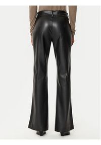 Gina Tricot Spodnie z imitacji skóry 23545 Czarny Regular Fit. Kolor: czarny. Materiał: skóra #5