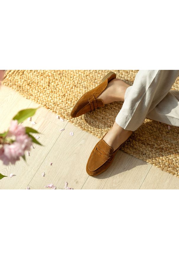 Klapki Bayla-161 022 3410 Coconut Suede 161682, Brązowy, Skóra naturalna. Kolor: brązowy. Materiał: zamsz. Sezon: lato