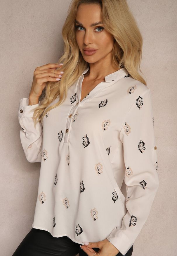 Renee - Jasnobeżowa Koszula z Drobnym Wzorem Paisley Irithe. Okazja: na spotkanie biznesowe, do pracy, na co dzień. Kolor: beżowy. Materiał: jeans. Długość rękawa: długi rękaw. Długość: długie. Wzór: paisley. Styl: elegancki, casual, biznesowy