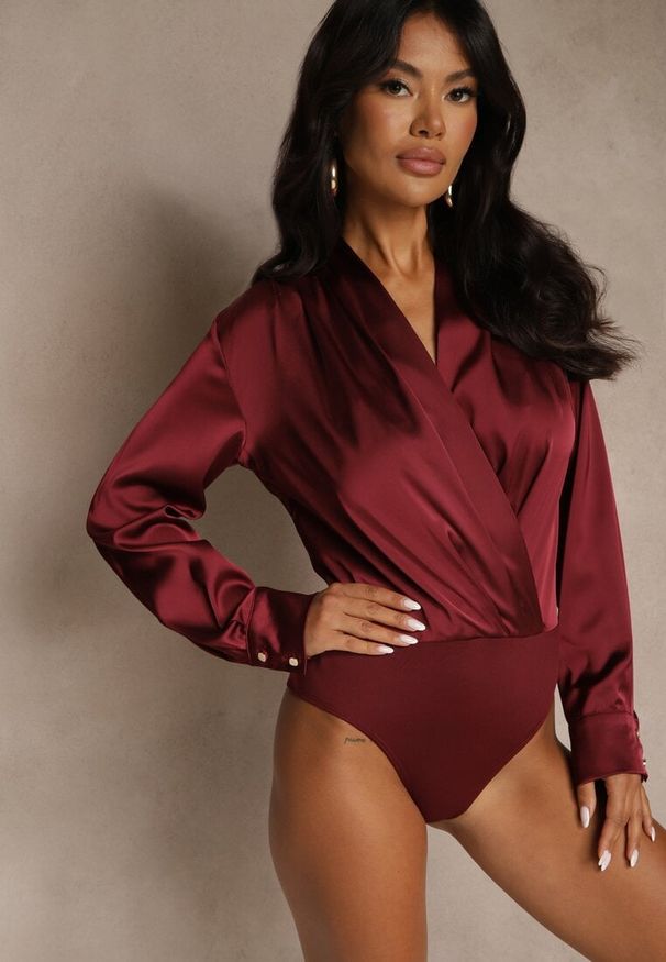 Renee - Bordowe Kopertowe Body z Satyny Violsova. Okazja: na spotkanie biznesowe, na co dzień. Kolor: czerwony. Materiał: satyna. Styl: biznesowy, casual, elegancki